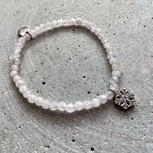 Lade das Bild in den Galerie-Viewer, Armband Snowflake - Lavendelquarz
